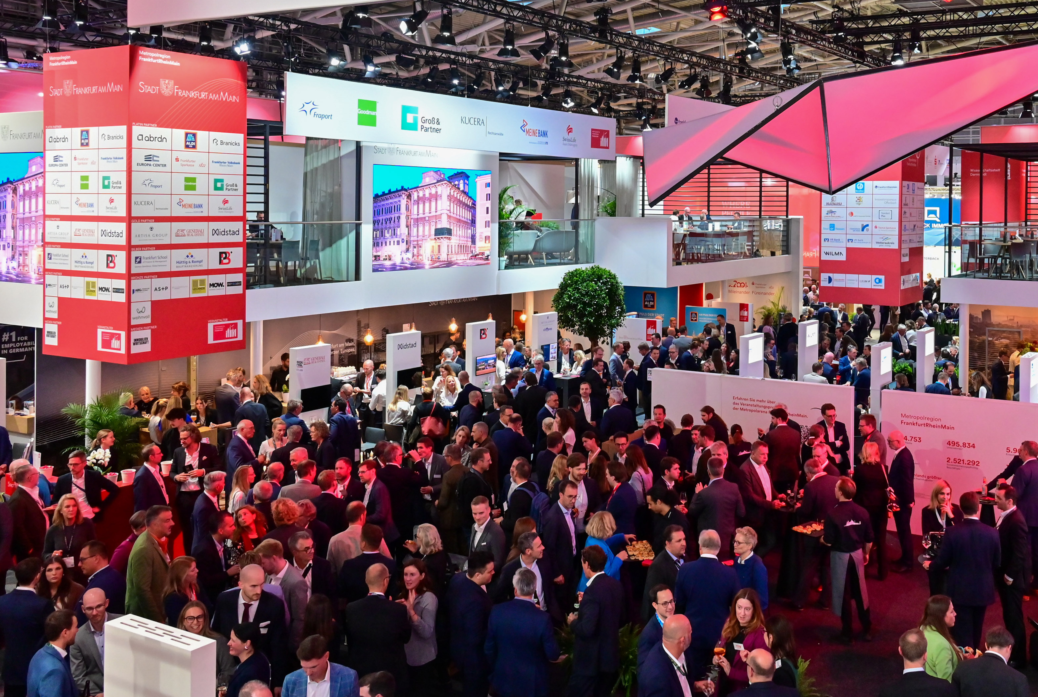 [Translate to English:] Get-Together am Gemeinschaftsstand auf der Expo Real 2024